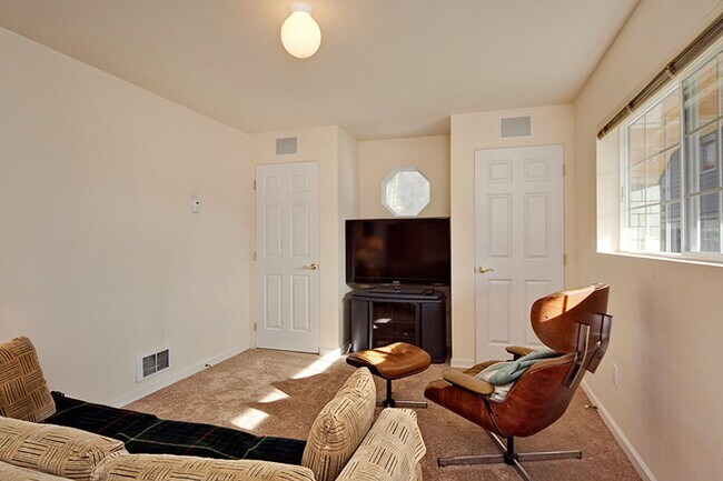 Building Photo - Queen Anne Home