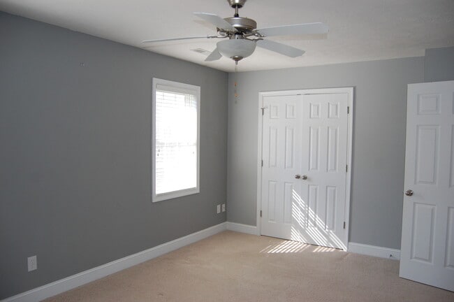 Building Photo - Spacious 2 BR Townhome in Sterling Park wi...