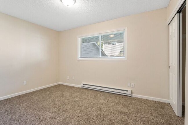 Building Photo - 2 Bedroom townhome with Washer and Dryer INSIDE!