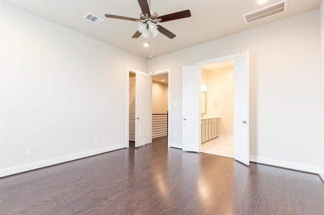 Building Photo - 5836 E Post Oak Ln