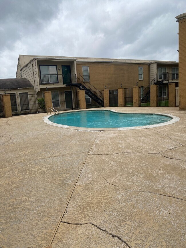 Building Photo - 8100 Creekbend Dr
