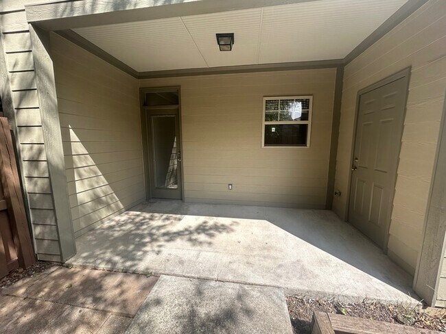 Building Photo - Beautiful 2 Bedroom 2.5 Bath Townhouse inn Prime Nashville Location