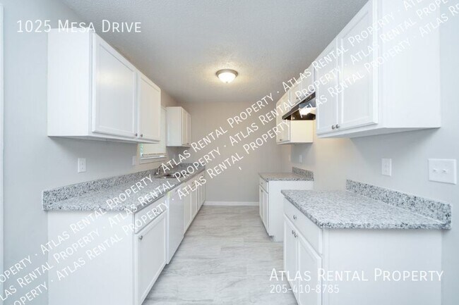 Building Photo - 1025 Mesa Dr