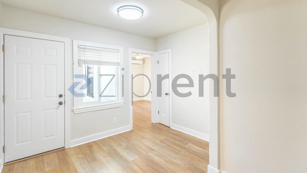 Building Photo - Unit 4