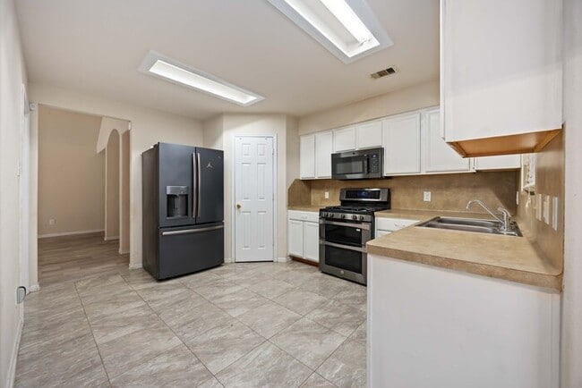 Building Photo - Great Location, wonderful Schools, 1 Block...
