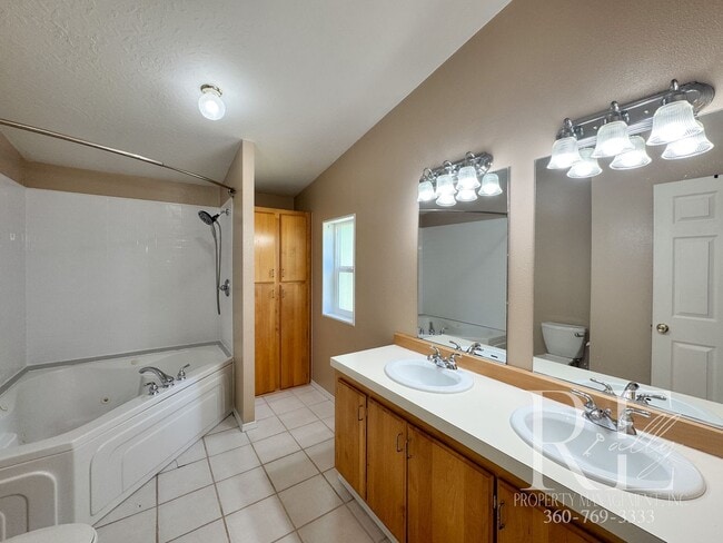 Building Photo - Your Private Getaway In Bremerton