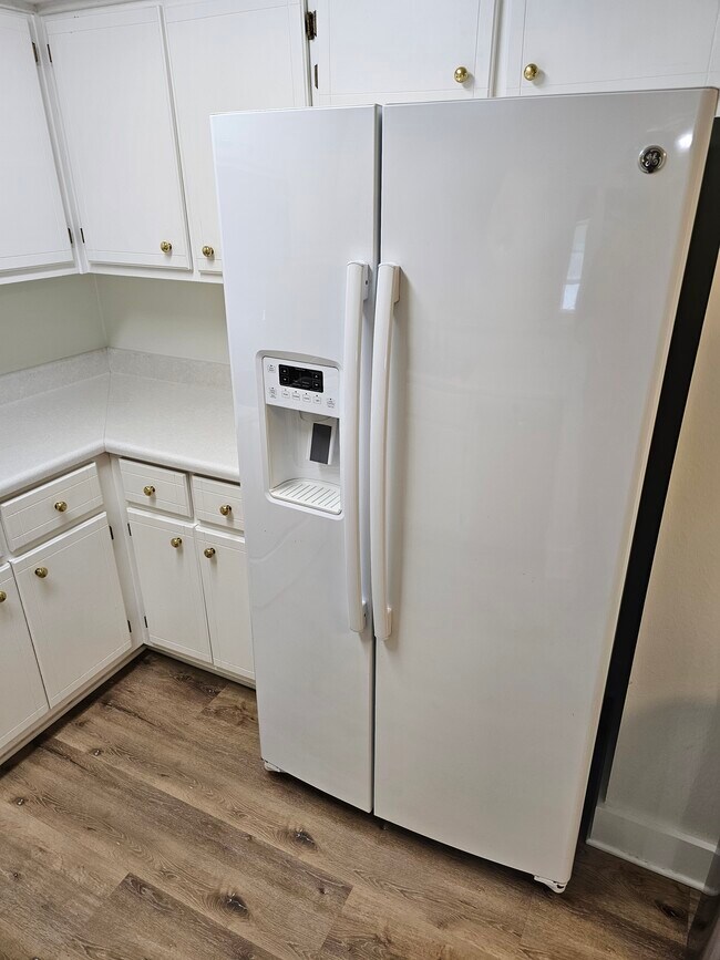 Double Door Refridgerator - 21409 Marlin Ave