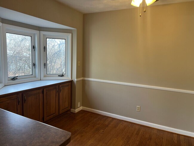 Building Photo - 3 Bedroom 2 Bathroom in Brentwood!