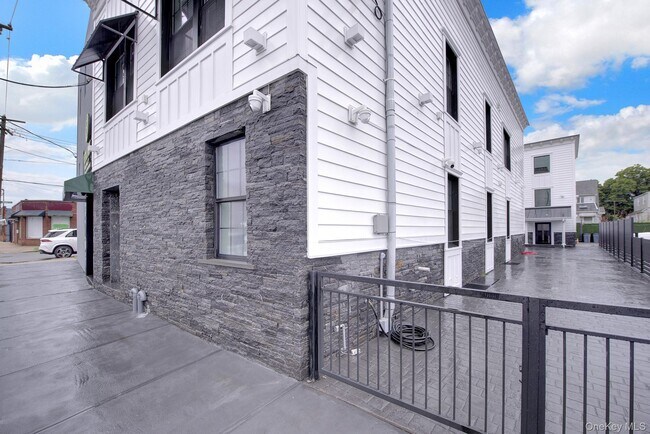 Building Photo - 36-50-50 Lakeville Rd