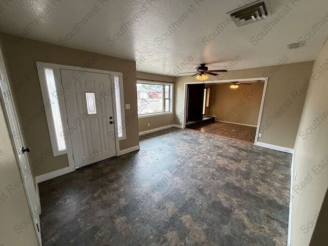 Building Photo - Spacious 3 bedroom 2 bath home