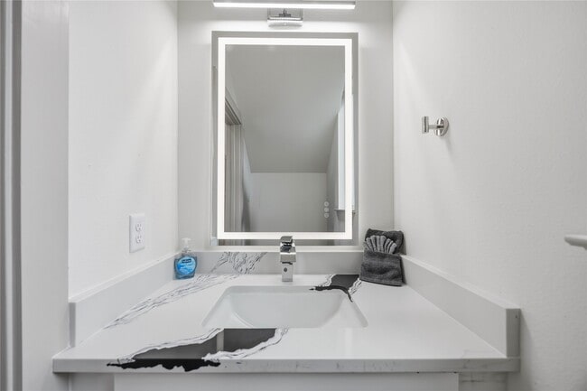 Building Photo - 1907 Hailey St