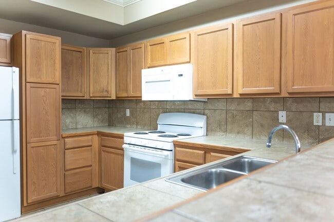 Building Photo - 2 bedroom 2 bath Penny Lane