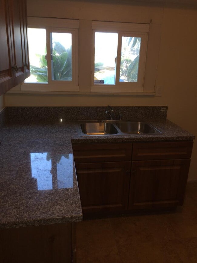 Building Photo - 1034 Hyperion Ave