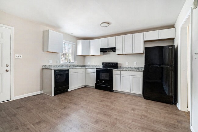 Building Photo - Conveniently Located 3BR/2.5BA Townhome in...