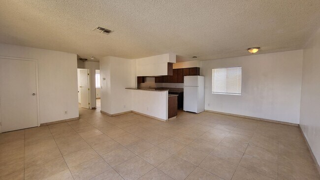 Building Photo - 3117 E Carey Ave