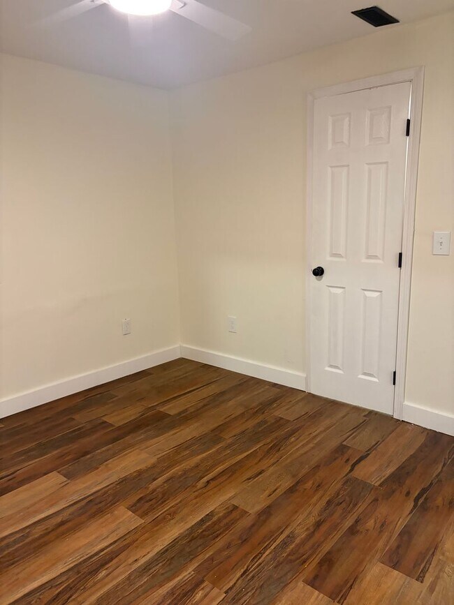 Building Photo - Stepless Townhome