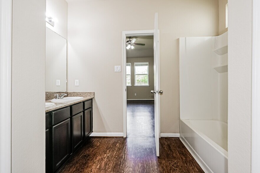 Building Photo - 23703 Maple View Dr