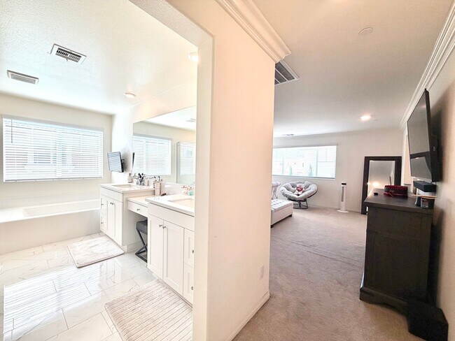 Building Photo - Resort-Style Pool Home with Mother-in-Law Suite,  RV Access & Included SOLAR Near Heritage Lake