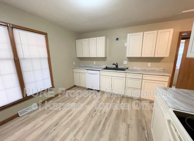 Building Photo - 2215 SE Kentucky Ave