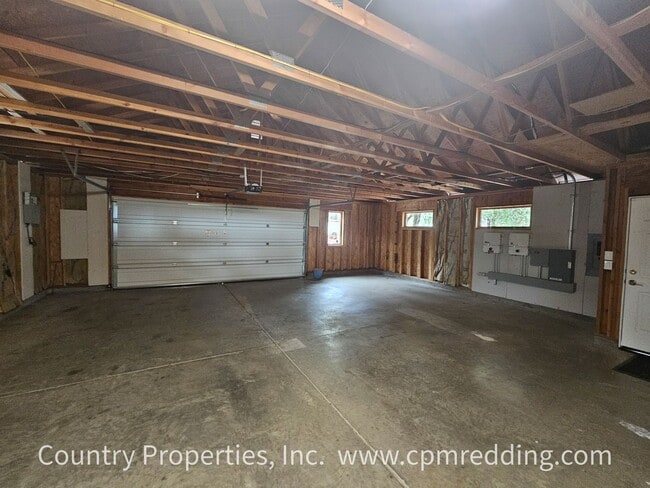 Building Photo - Price Reduced! Amazing Short-Term Housing Opportunity in a Custom 4-Bedroom House!