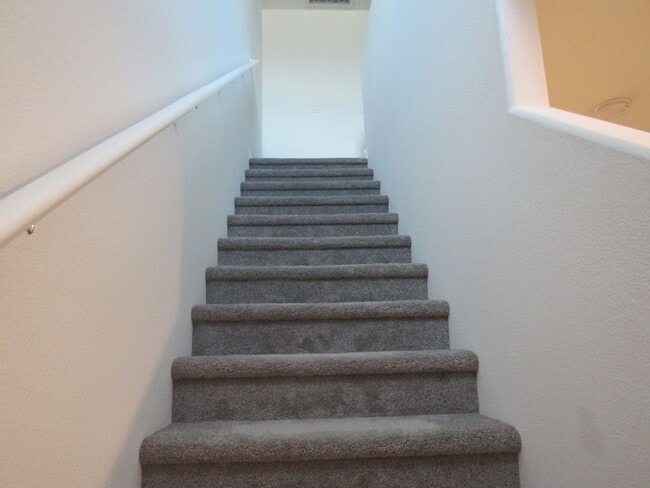 Building Photo - 3 Bedroom Townhome located near Nellis Base!