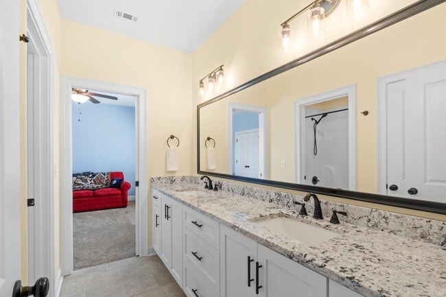 Building Photo - 3067 Rosewood Dr