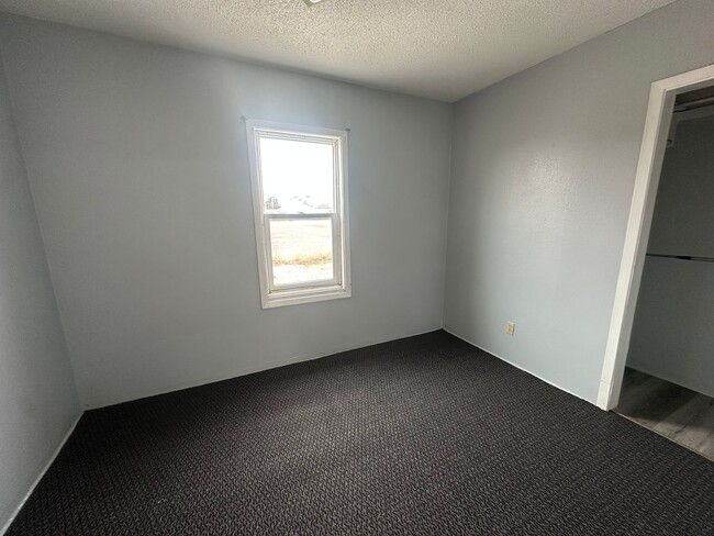 Building Photo - 2 bedroom, 1 bath home! Pet Friendly! Fenc...