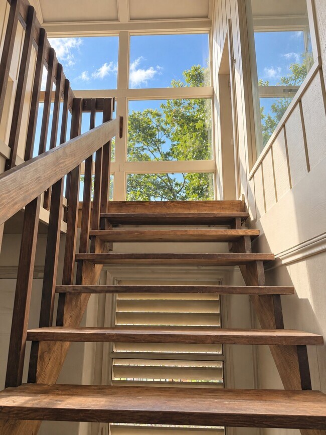Building Photo - 2305 Lazy Lake Dr