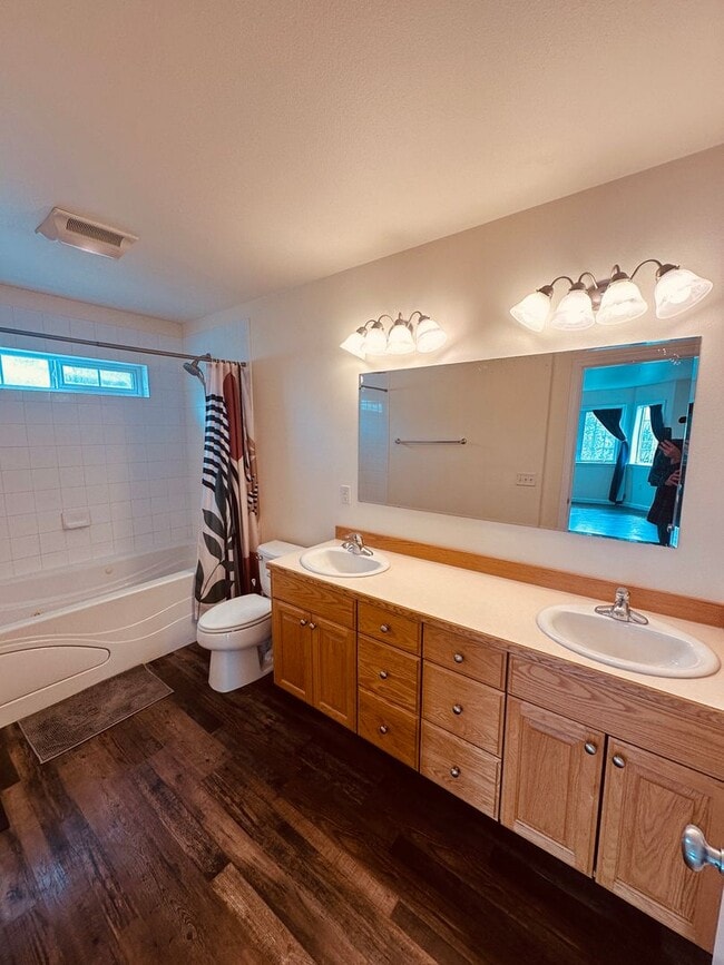Building Photo - Beautiful mountain views! 3 bed 2 bath 2 c...