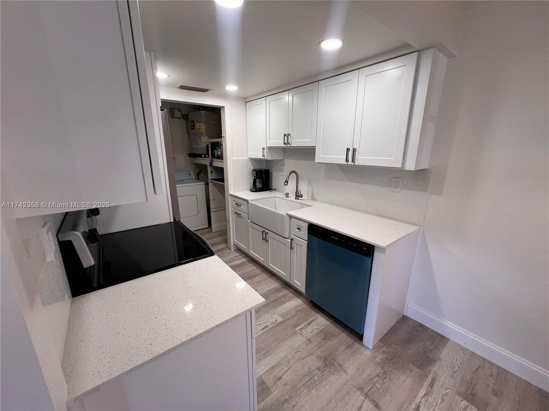 Building Photo - 820 SW 12th Ave