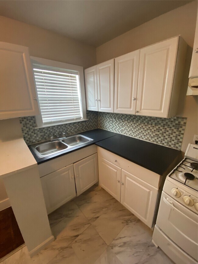 Building Photo - 1624 Holman St