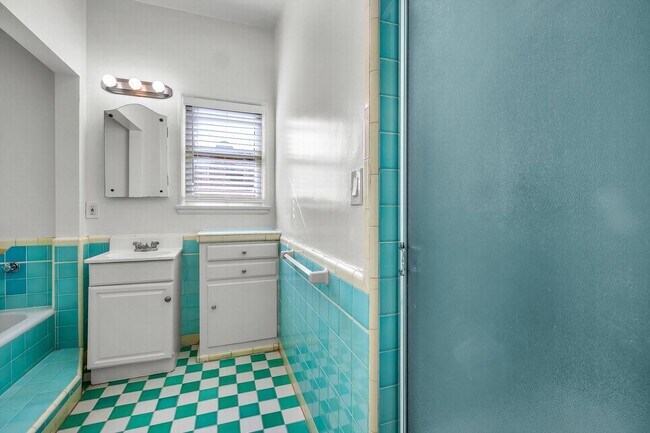 Building Photo - Stunning Townhome Style 2 bedroom with washer/dryer!