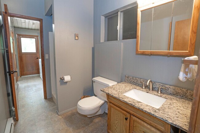 Building Photo - 3-Bed Waterfront Home in Vaughn
