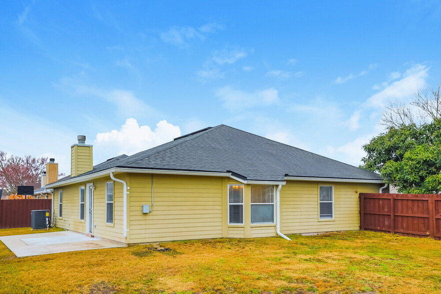 Building Photo - 311 Island View Cir
