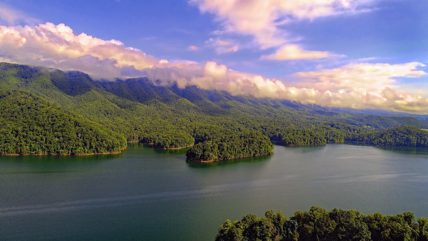 Kayak on Watauga lake - 711 Hamilton St
