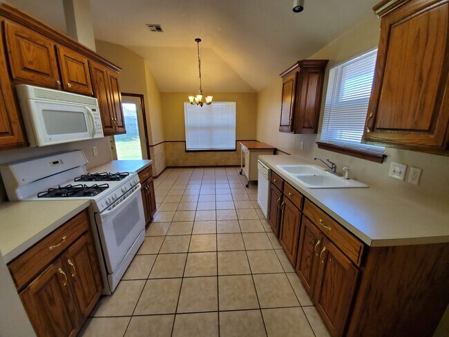 Building Photo - (3) Bed/(2) Bath SE OKC Avail NOW! Moore P...
