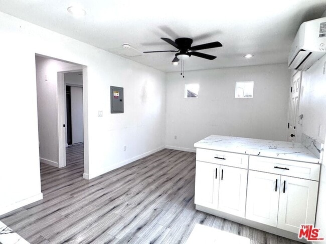 Building Photo - 841 W 64th St