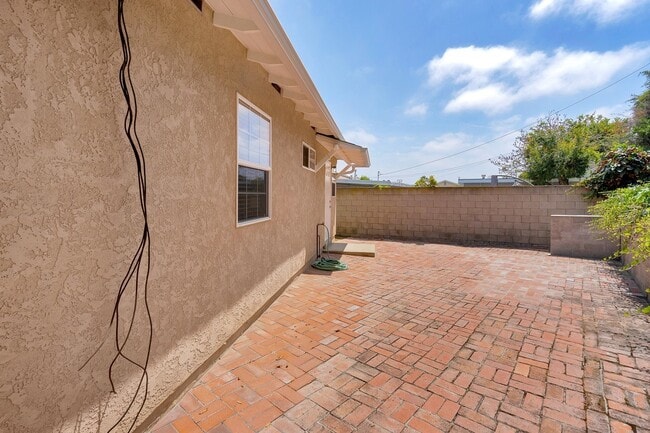 Building Photo - Single Level Family House