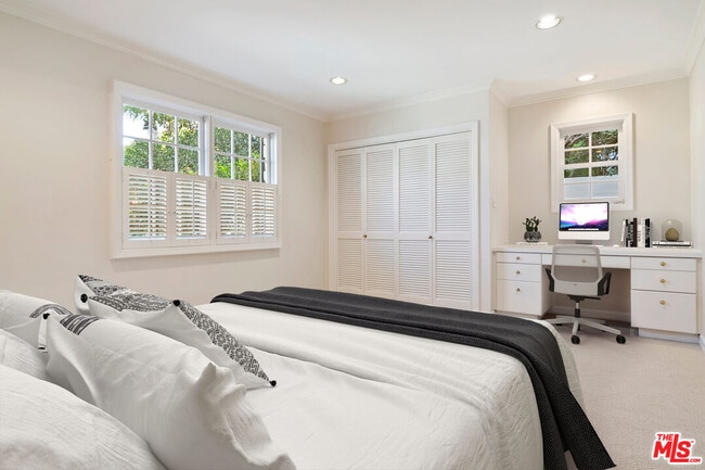 Building Photo - 360 Alma Real Dr