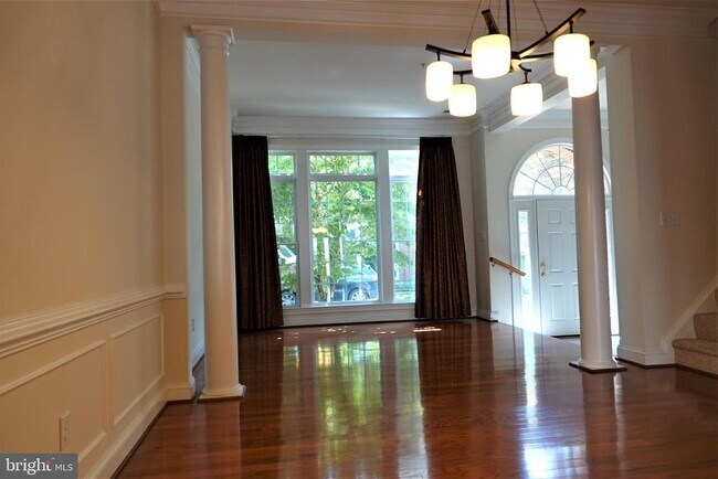 Building Photo - 1115 Crestfield Dr