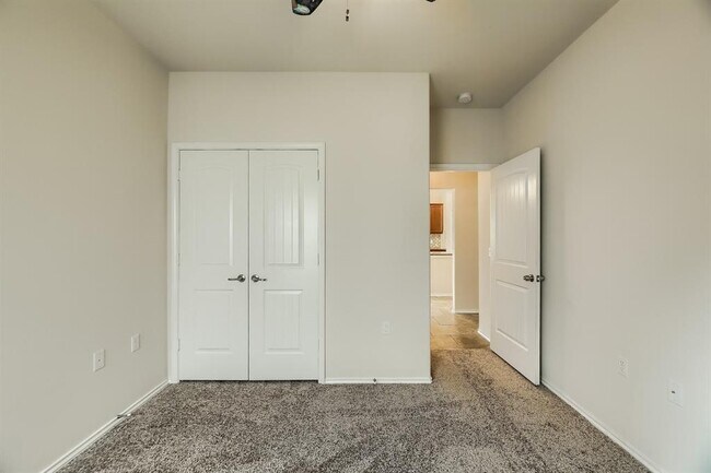 Building Photo - 10001 Pinnacle Crest Loop