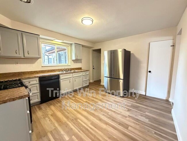 Building Photo - 30 Rolling Hills Dr