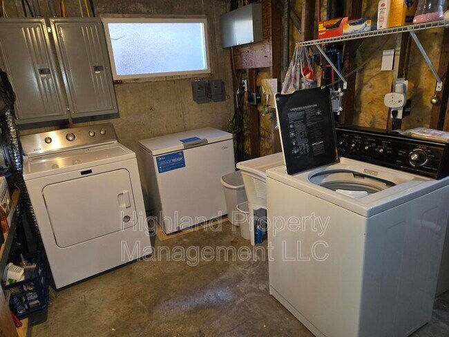 Building Photo - 1160 NE Lake St