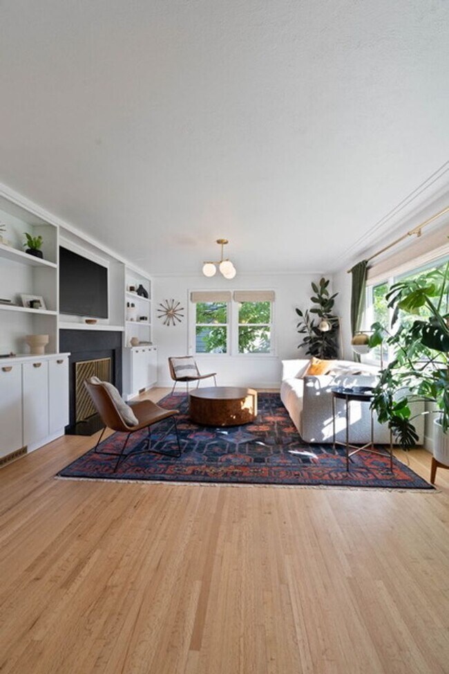 Building Photo - Beautiful Single Family Home!
