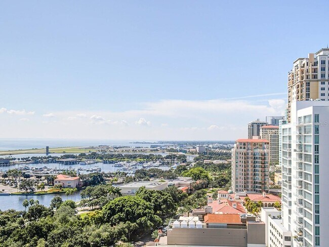 Building Photo - 400 Beach Dr NE