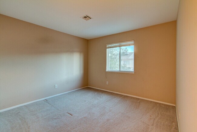 Building Photo - Charming 3-Bedroom Home with Spacious Back...