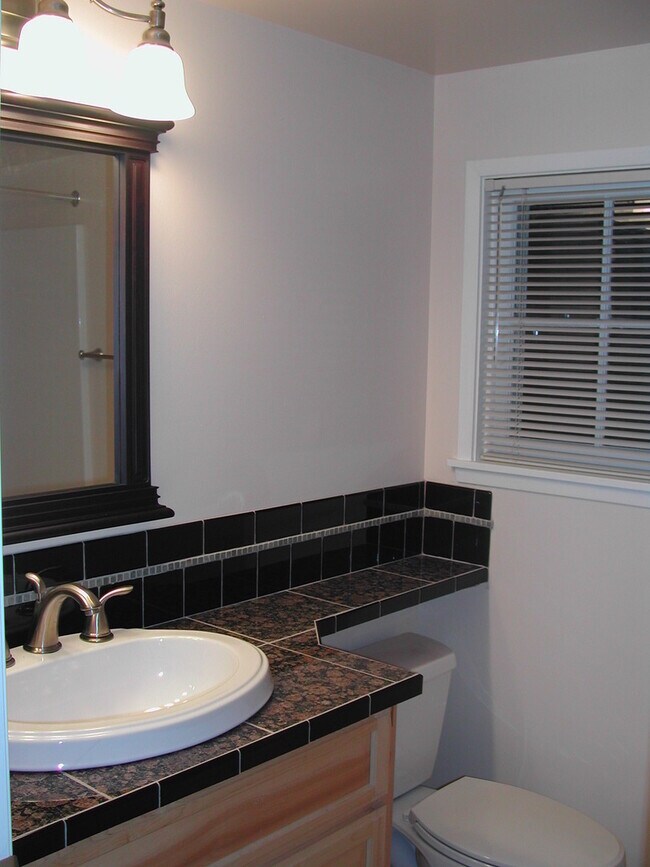 Building Photo - Charming 2 Bedroom 2 bath home with finish...