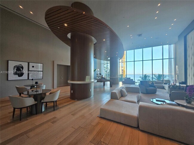 Building Photo - 460 NE 28th St