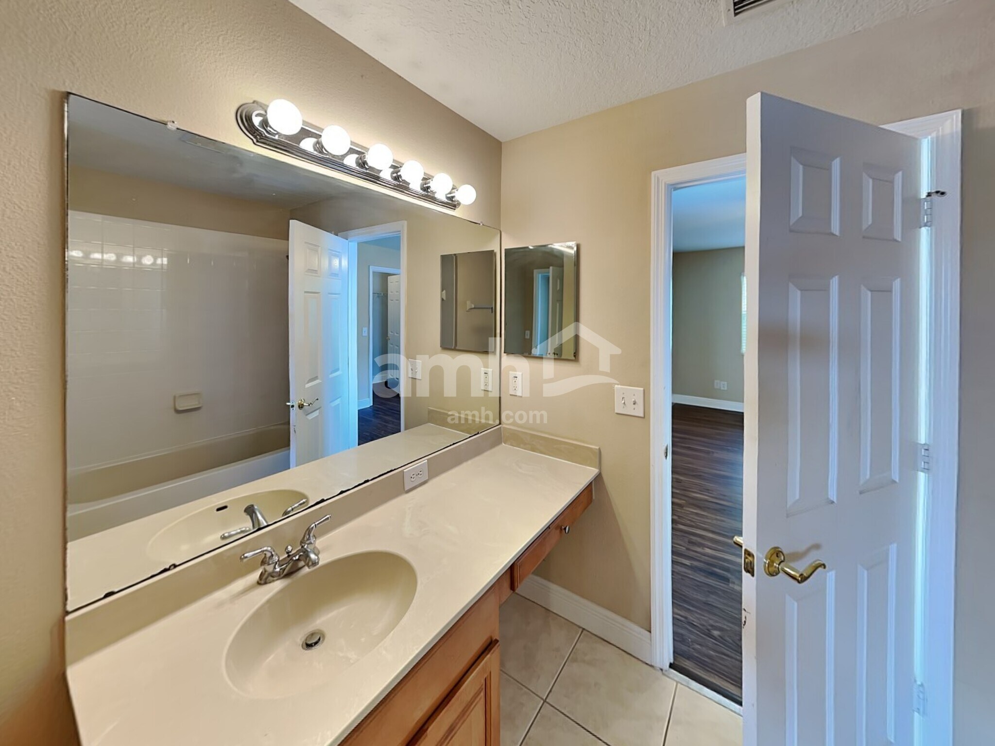Building Photo - 11177 Creek Haven Dr