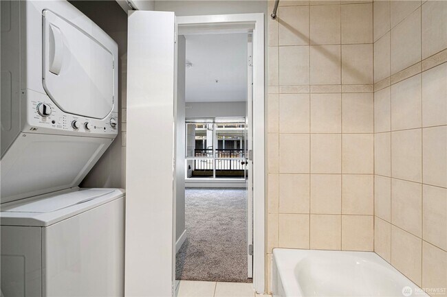 Building Photo - Top-Floor Condo with Office/Den + Private ...